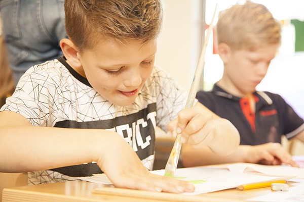 <b>Efter jeres tilmelding sender vi det gratis tegnepapir.</b> Alle børn laver en tegning. Vi trykker gratis en ‘Personlig Aktivitetsfolder’ til hvert barn.
          Deri står formålet med jeres aktion, forklaring til forældrene og naturligvis barnets tegning stort afbildet.
